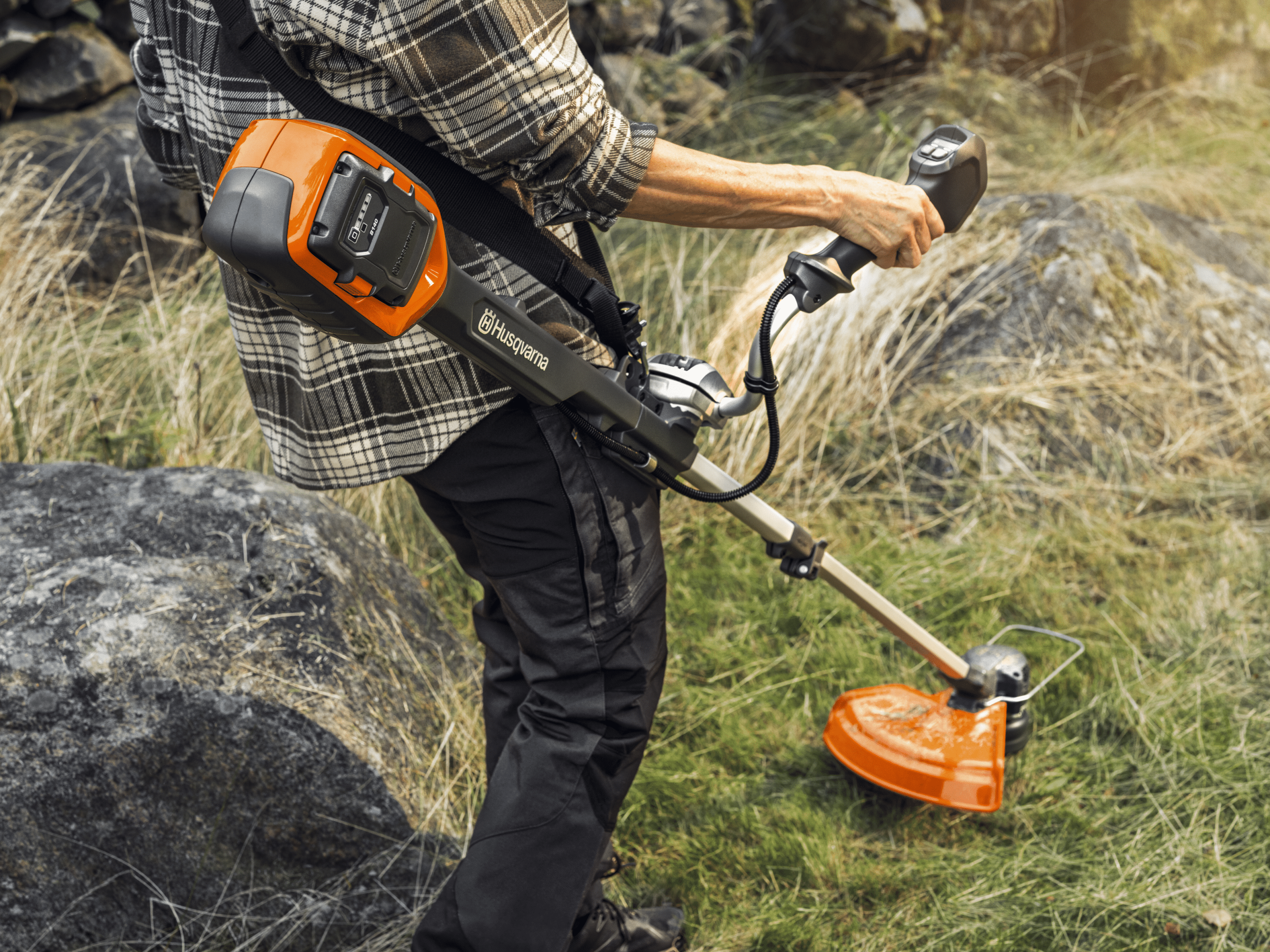 Husqvarna 220iR avec batterie et chargeur – Image 2