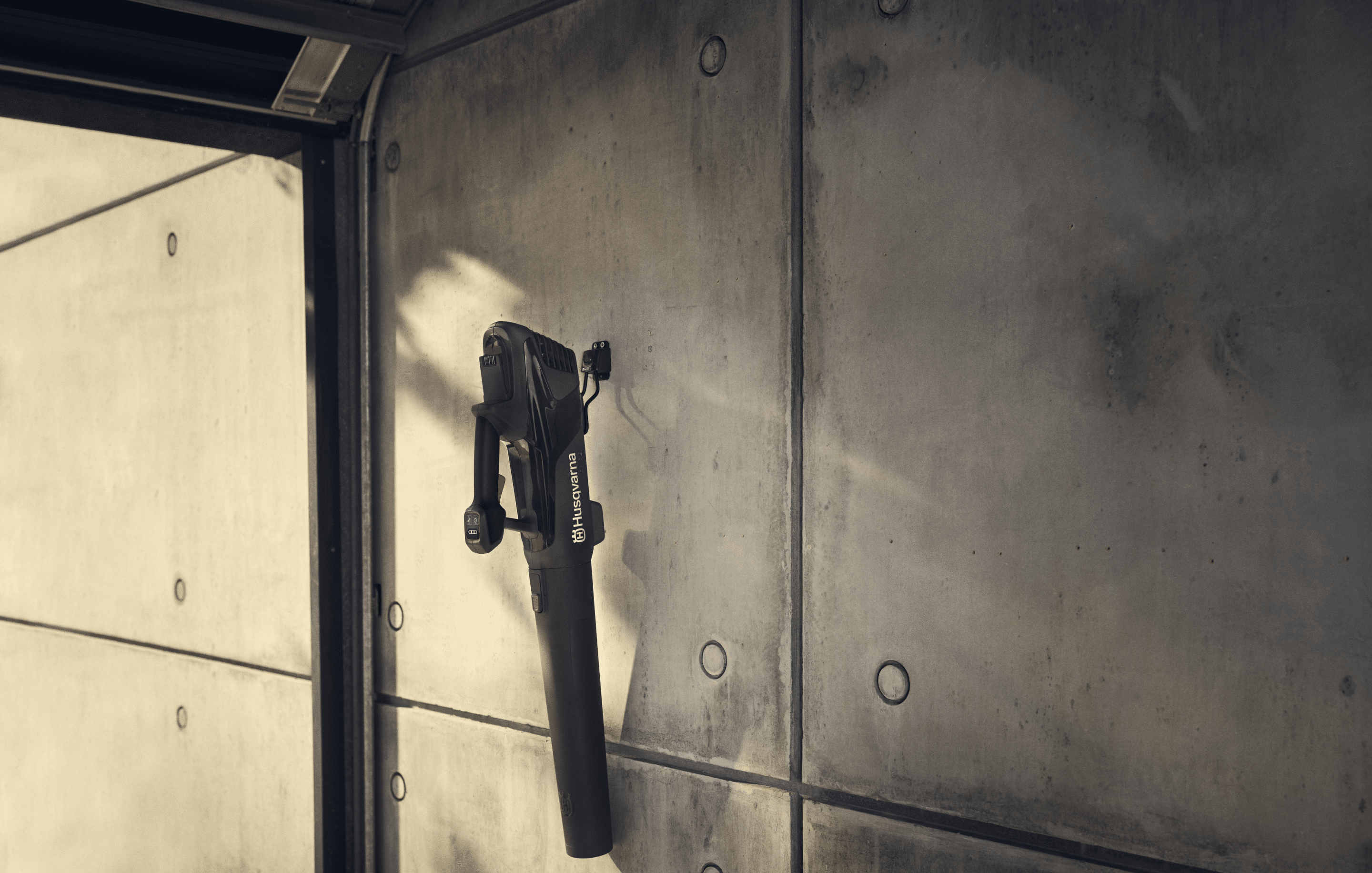 Husqvarna Aspire™ B8X-P4A avec batterie et chargeur – Image 2