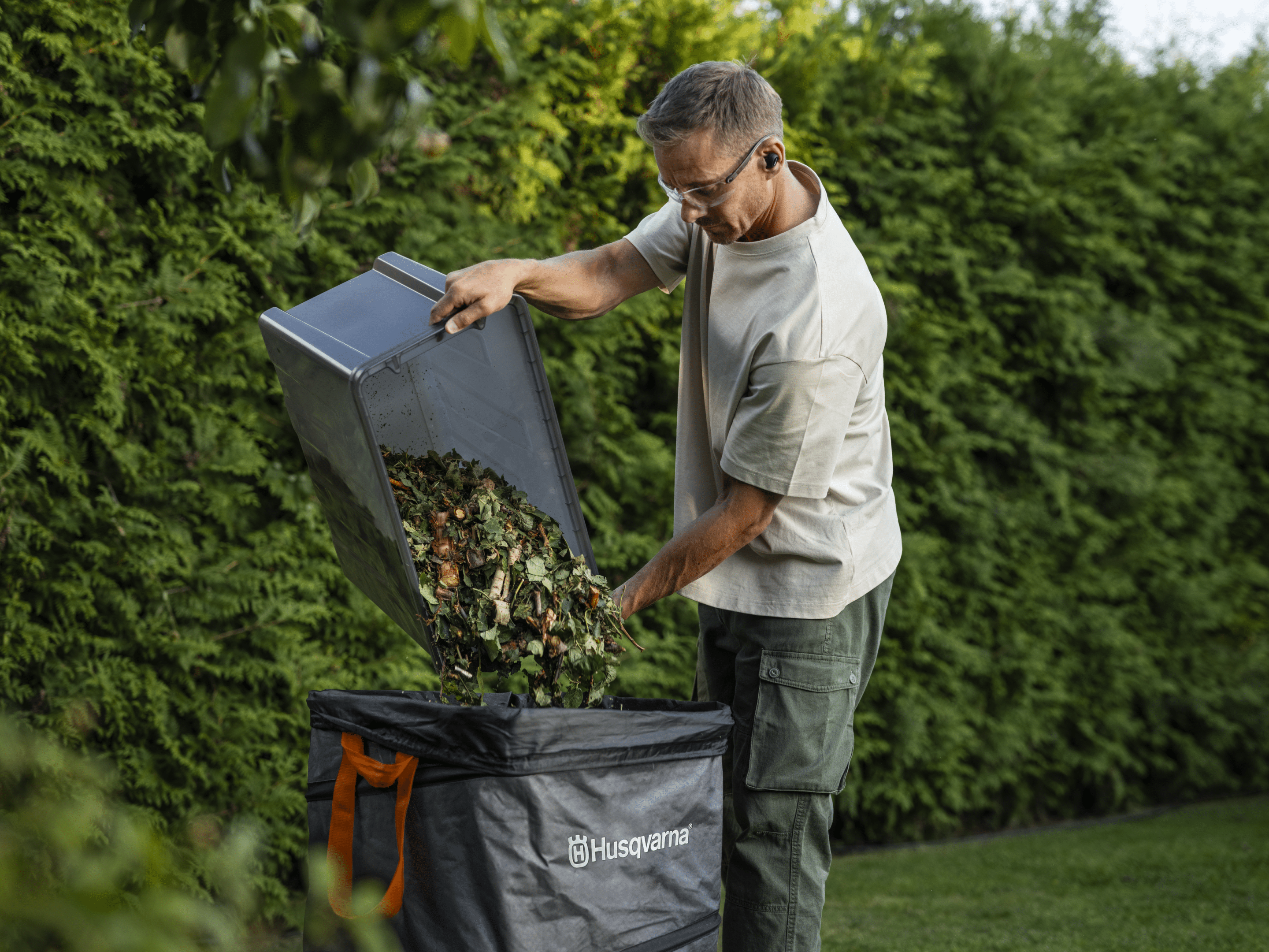 Husqvarna Sac de ramassage 220L et broyeur GS 340is : vidage des déchets broyés dans le sac